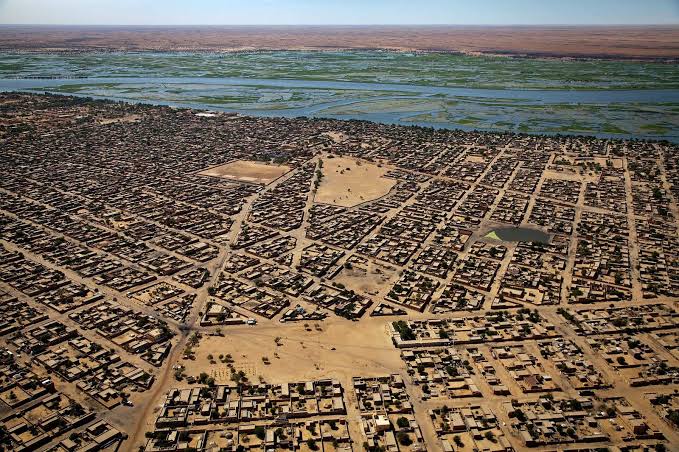 The excavations at the Malian city of Gao carried out by Cambridge University revealed glass windows. One of the findings was entitled: “Fragments of alabaster window surrounds and a piece of pink window glass, Gao 10th – 14th century.”