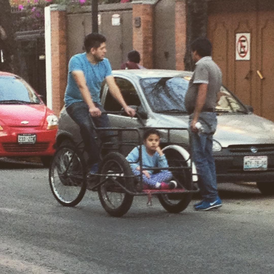 TRICICLOS QUE MUEVEN PERSONASFamilias enteras, niños y niñas y adultos mayores pueden llegar a su destino en estos humildes "cargo bikes" mexicanos.