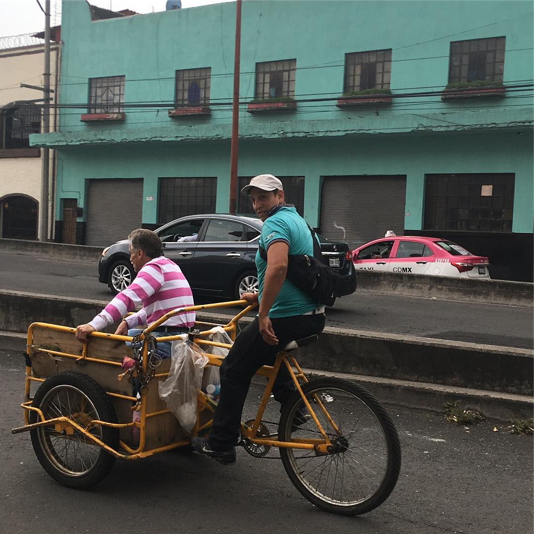 TRICICLOS QUE MUEVEN PERSONASFamilias enteras, niños y niñas y adultos mayores pueden llegar a su destino en estos humildes "cargo bikes" mexicanos.