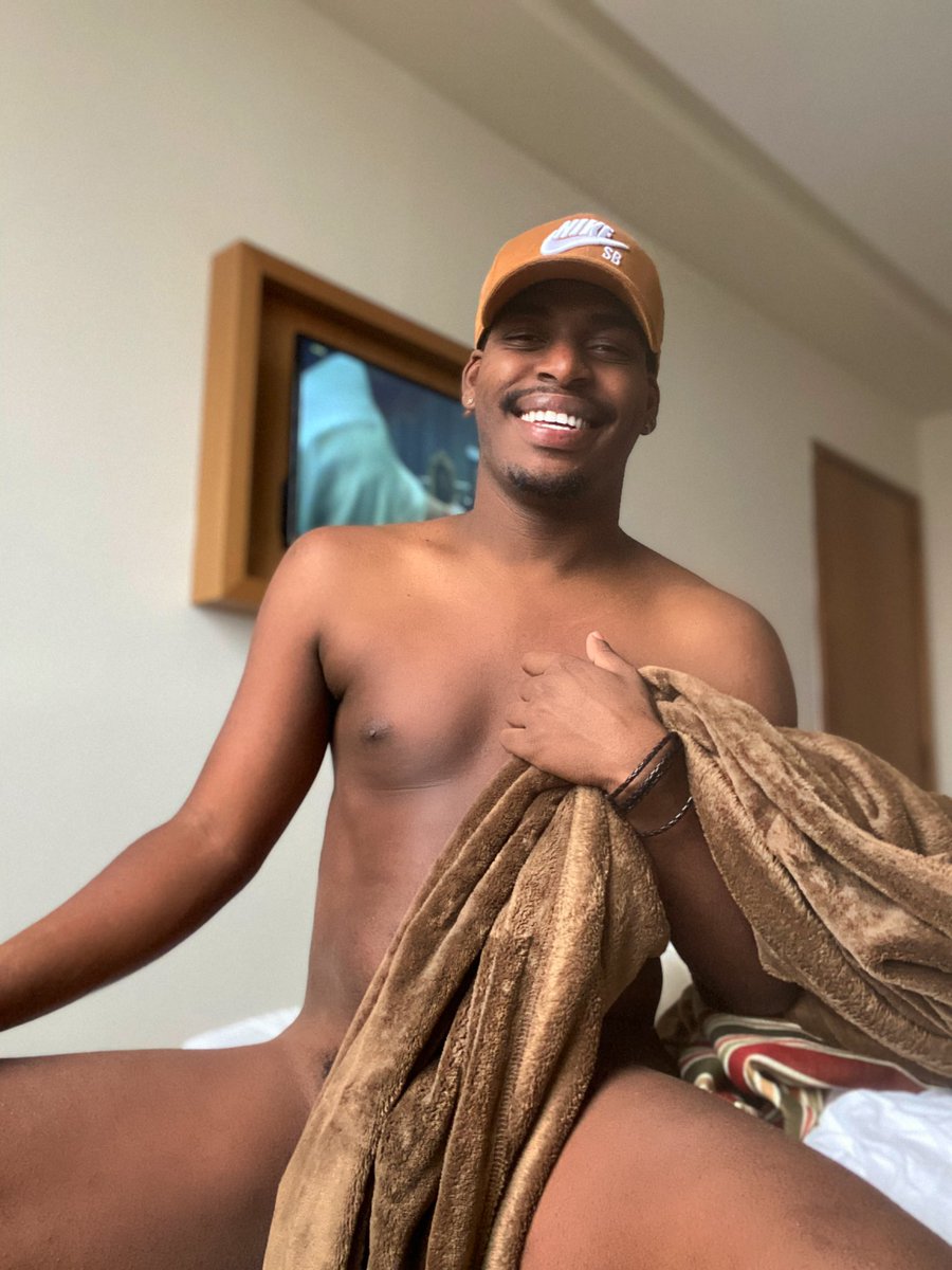 oficial_evy's tweet photo. Ai tu acorda de manhã tem um preto desse sorrindo pra tu, tu faz o que ? ✊🏾💪🏾
.
.
#BelezaLGBTQ #PoderLGBTQ #BlackIsKing #LGBTQ https://t.co/53L4NVVaOP