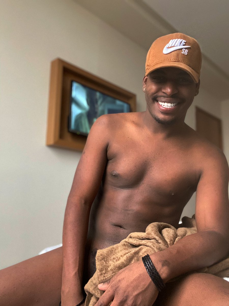 oficial_evy's tweet photo. Ai tu acorda de manhã tem um preto desse sorrindo pra tu, tu faz o que ? ✊🏾💪🏾
.
.
#BelezaLGBTQ #PoderLGBTQ #BlackIsKing #LGBTQ https://t.co/53L4NVVaOP