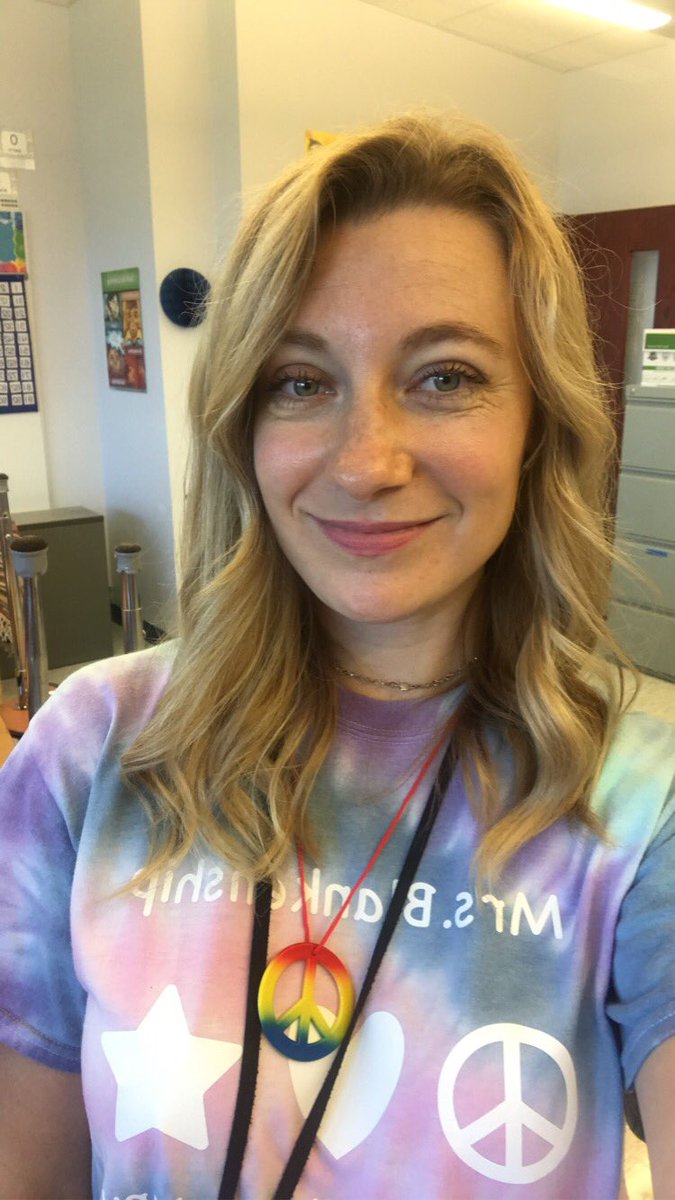 rachelbteacher's tweet photo. “Peace, Love, &amp; Learning” at Suncrest Elementary for my 9th year of teaching! ✌🏼❤️✏️ thankful to be doing it with some of the best people I know! 💕 @MissNeccuzi @SuncrestStars @Monongalia_Co https://t.co/zQssDVV4ZV