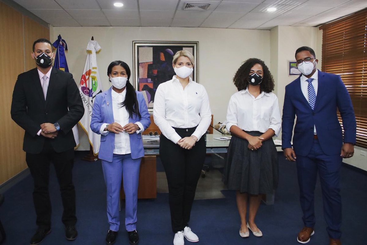ktaverasd's tweet photo. Hoy iniciamos los trabajo desde el Ministerio de la @JuventudRD. Reafirmamos nuestro compromiso de defender las conquistas sociales que los jovenes dominicanos han logrado e impulsar nuevas políticas públicas que generen mas oportunidades para la juventud. #EstamosCambiando https://t.co/JT97R0sVcf