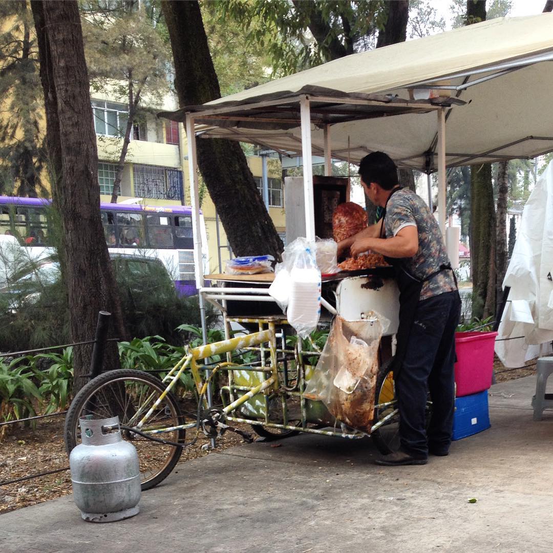TRICICLOS TAQUEROS - PASTORPoco comunes, pero existen. Uno de los tacos más populares de México también llega a su barrio en tres ruedas.
