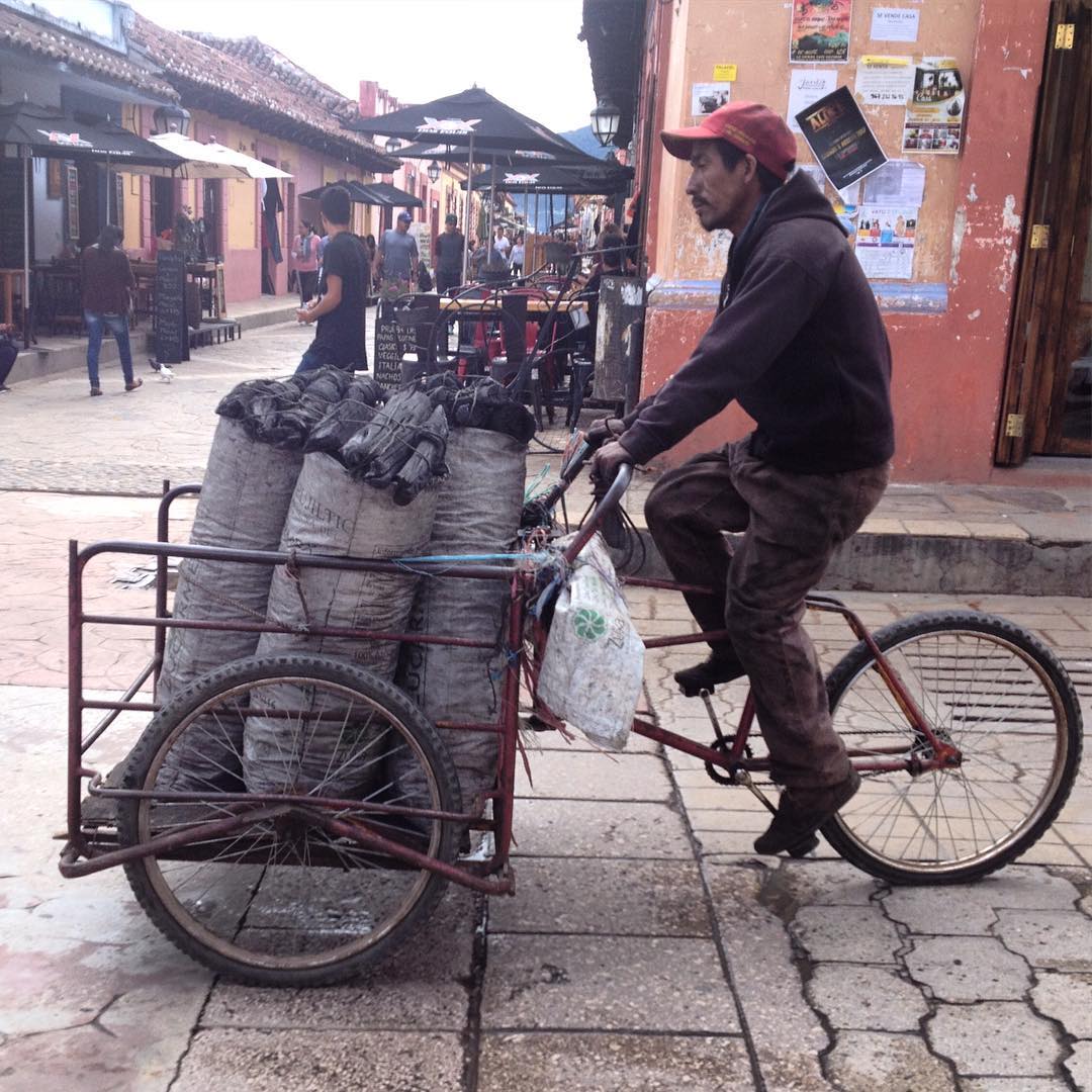 TRICICLO CARBONERONada comunes en la CDMX, pero en otras partes del país también se mueven y venden mercancías en triciclo. ¿Sabes dónde se tomó esta foto?