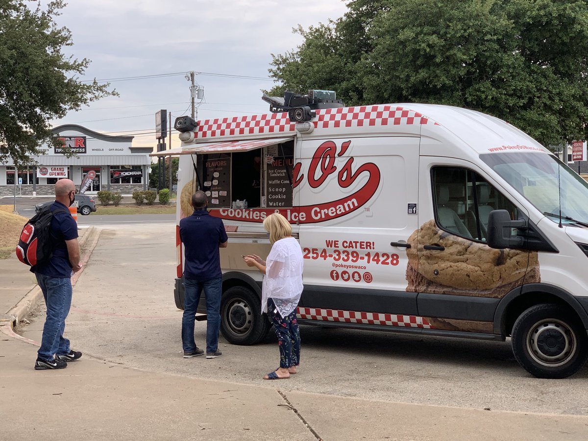 👀👀👀 Look who showed up at ⁦<a href="/MidwayMS/">Midway Middle School</a>⁩ today!
⁦<a href="/pokeyoswaco/">Pokey O’s Waco 🍪❤️</a>⁩ !!!
Woohoo!!! #IAGDTBAP