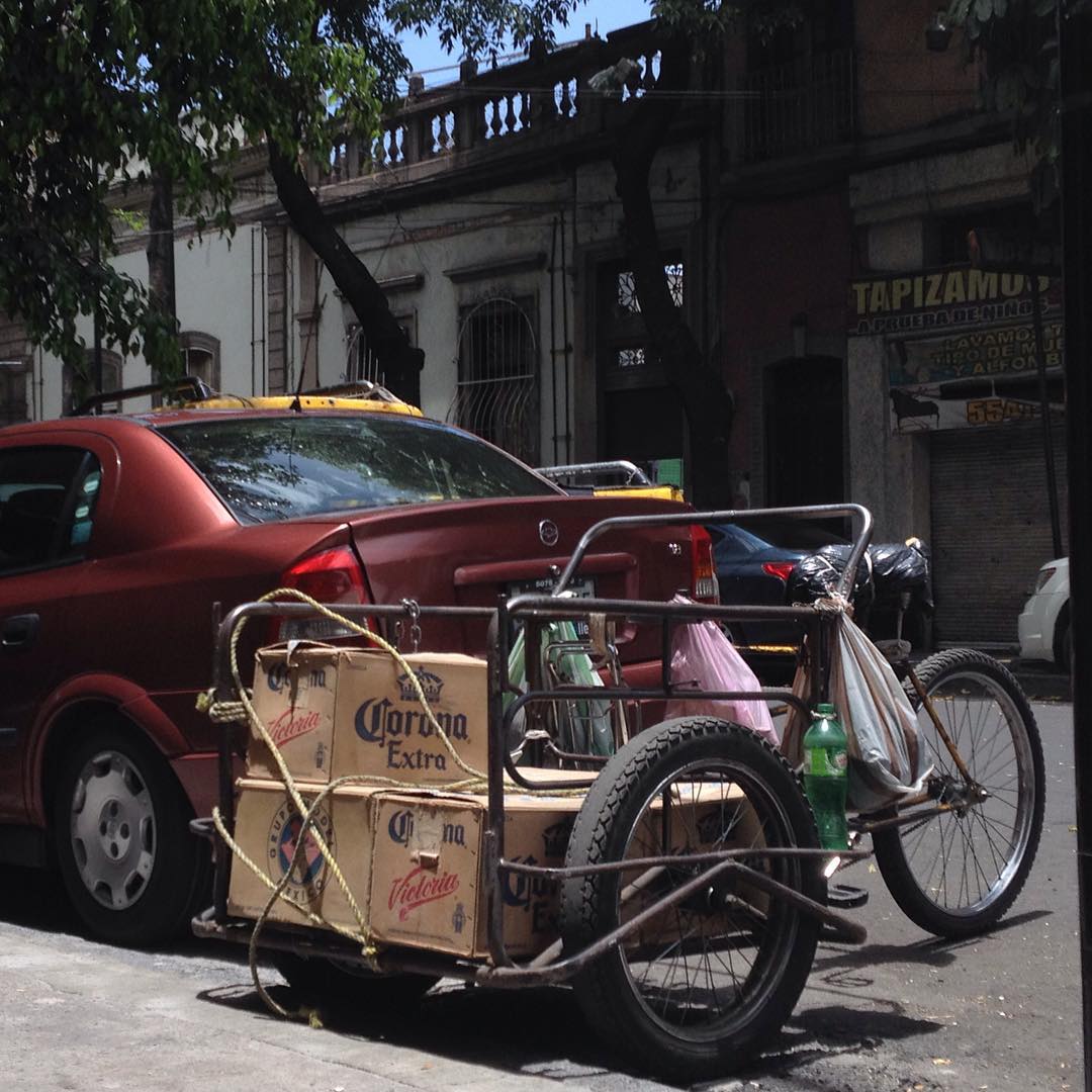 TRICICLOS CHELEROSHasta mercancías tan preciadas como las caguamas se mueven en triciclo.