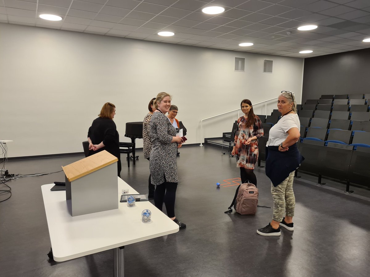 IngibjrgMagnsd3's tweet photo. Bingó hjá starfsfólki í dag, fólk að rifja upp og læra á ný öpp. Mikil gleði  🤩  #skardshlidarskolabingo  #menntaspjall #hafskoli https://t.co/6ACZNsX8Ca