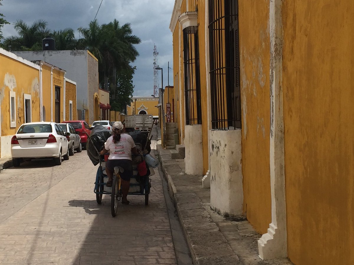 TRICICLOS BASUREROSEn Izamal, Yucatán, parte de la recolección de basura la hacen en triciclos. En San Cristobal de las Casas en Chiapas, también.