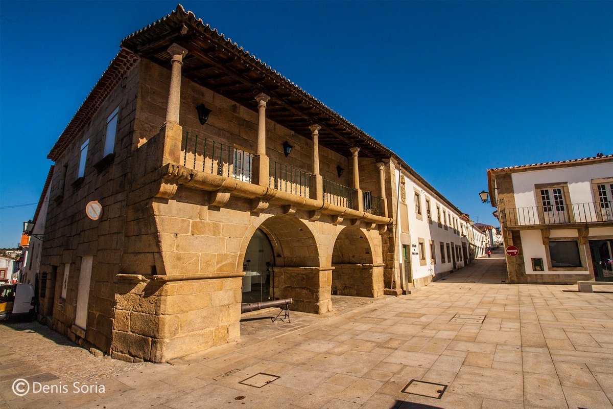  Yá na plaza del conceyu entramos al Muséu de la Tierra de Miranda. El nome del muséu ye en portugués Pido entraes en mirandés, respuenden en castellanu Folletos trillingües (pt, ast, cas) Rotulación billingüe (pt & ast) Vieyufobia: de baldre menores de 29