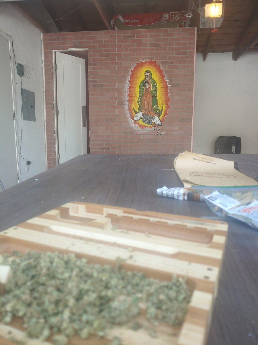 PuffsNPints's tweet image. Where there's lightning the the thunder is loud.. 
@heyzeus01 @ThaRealest4life @highoffcatnip 
#studiolovin #puffsnpints #stoners #studiolife #musicmushroomsmoonphases #womanweedweather
#sandiego #sandiegomusicians #sandiegoart #rollup