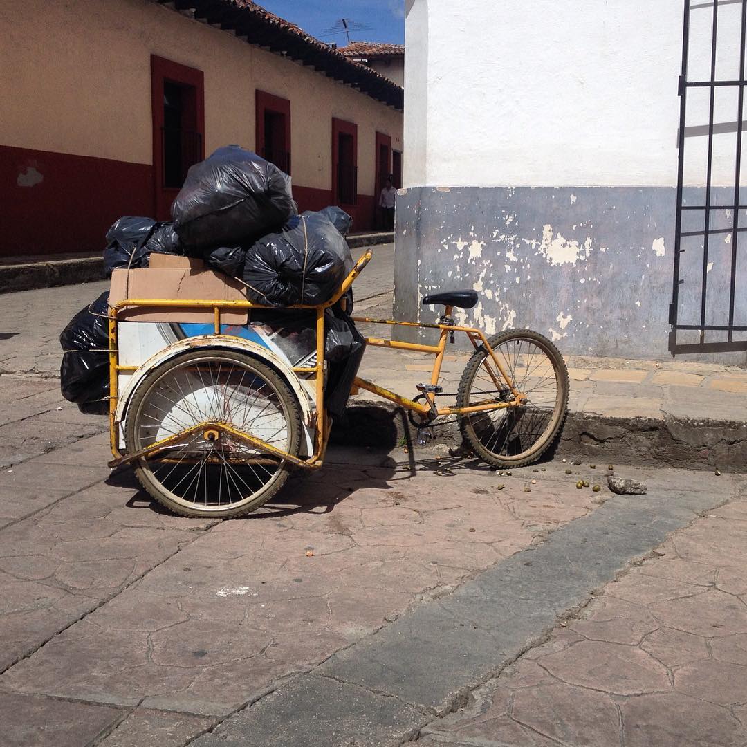 TRICICLOS BASUREROSEn Izamal, Yucatán, parte de la recolección de basura la hacen en triciclos. En San Cristobal de las Casas en Chiapas, también.