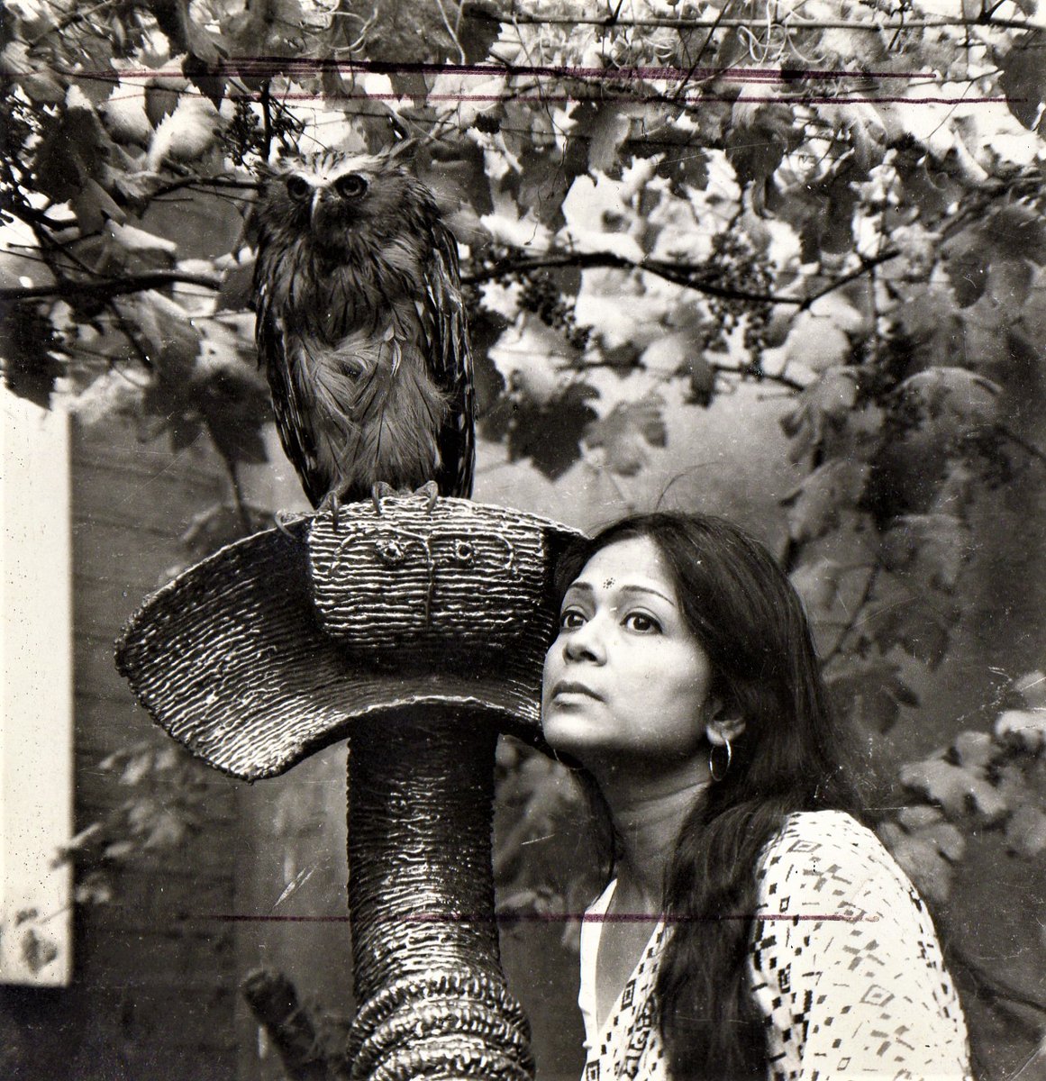 MNoveraAhmed's tweet photo. Novera, posing with her eagle-owl Angkor and her 1972 sculpture "Serpent Nommé Désiré".

- 1972, Villa Faucheur, Paris 20éme arrondissement

#NoveraAhmed
#Owl
#Snake
#WomanArtist
#DecolonizeArtHistory
#Paris
#Bangladesh https://t.co/w3CXP509yW