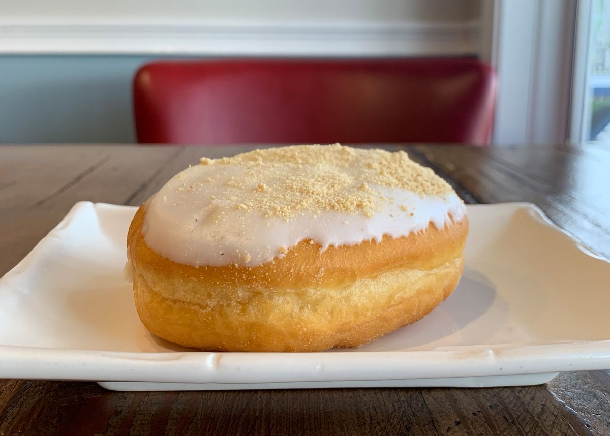 Don't miss this month's featured Key Lime Pie filled donut, topped with vanilla icing and graham cracker crumble. 😋

#keylimepie #keylimedonut #tasteky #kybaker #kyeats #kyfood #northernky #nky