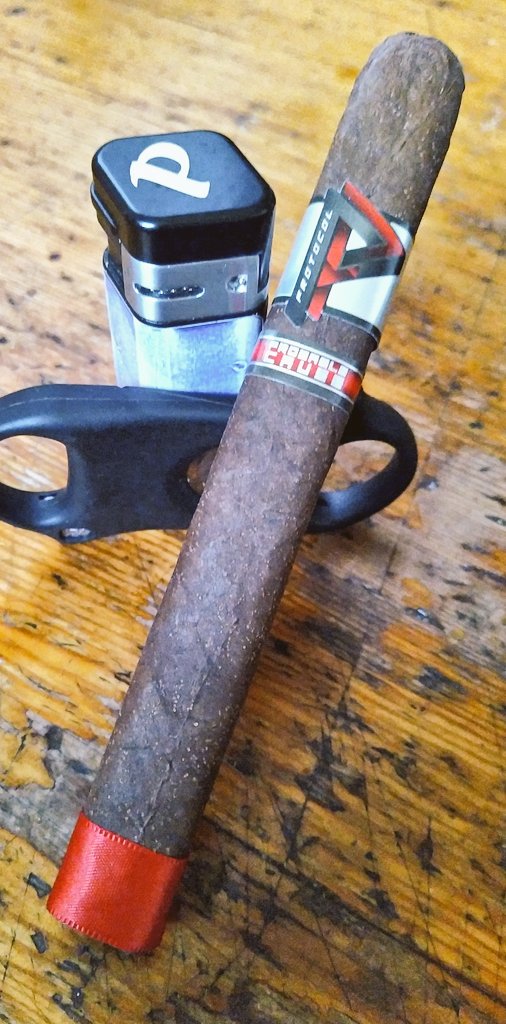 chaseyerself's tweet photo. Evening cigar is the #protocolcigar Probable Cause Churchill. https://t.co/oy4xTKOV84
