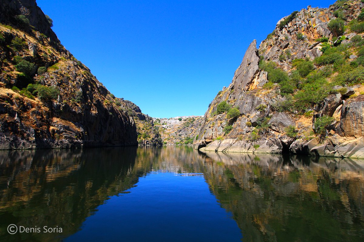  Yeren les 11h y tocaba facer como que yéremos turistes. Baxemos entós al ríu pa dir en barcu pente les foces del  #Douro, con escobios de 200 m —Quer plano do percurso em português ou castelhano?—Tem em mirandês?—Em mirandês? Ehm, não…MUI GUAPO LES FOCES DEL DOURO
