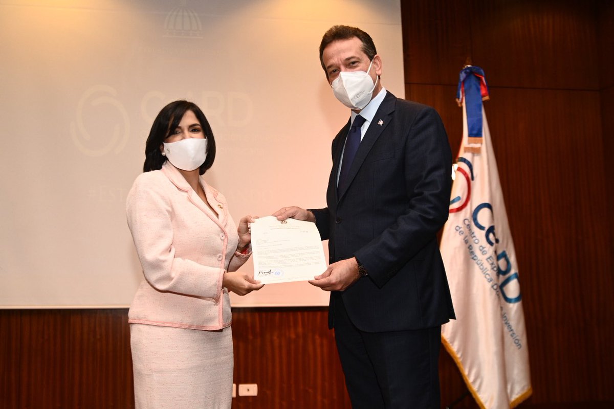 itobisono's tweet photo. Por disposición del Presidente @Luisabinader y en mis funciones como ministro de @MIC_RD juramentamos a @BivianaRiveiro como Directora Ejecutiva del Centro de Exportación e Inversión @ceird https://t.co/oaOaJuVken