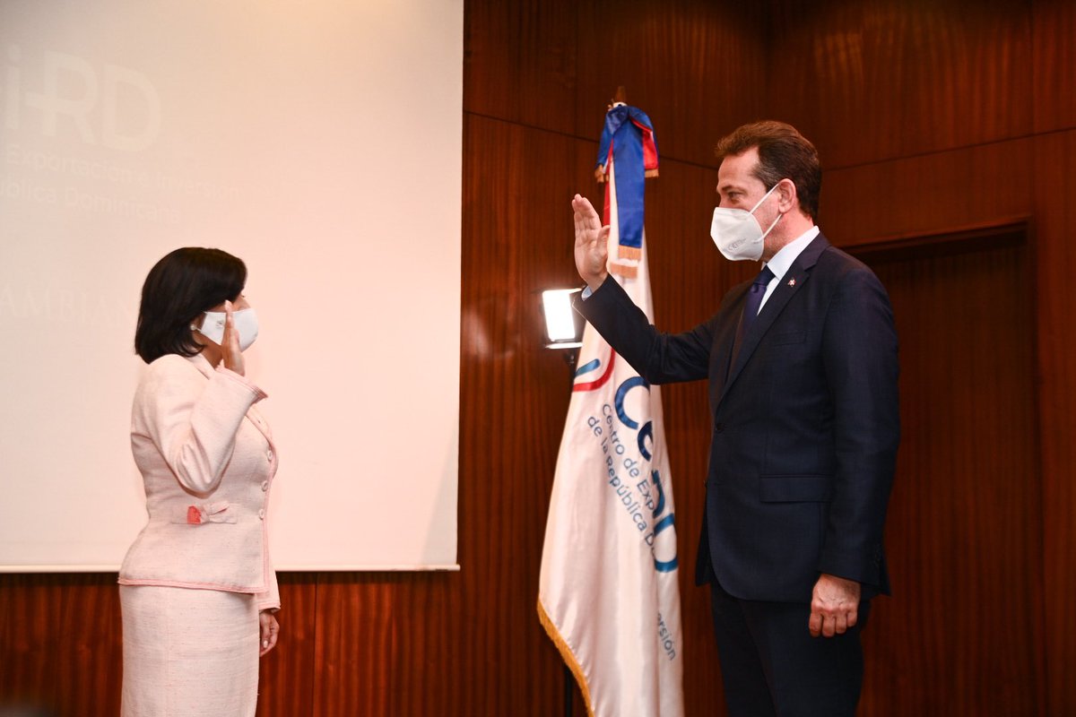 itobisono's tweet photo. Por disposición del Presidente @Luisabinader y en mis funciones como ministro de @MIC_RD juramentamos a @BivianaRiveiro como Directora Ejecutiva del Centro de Exportación e Inversión @ceird https://t.co/oaOaJuVken