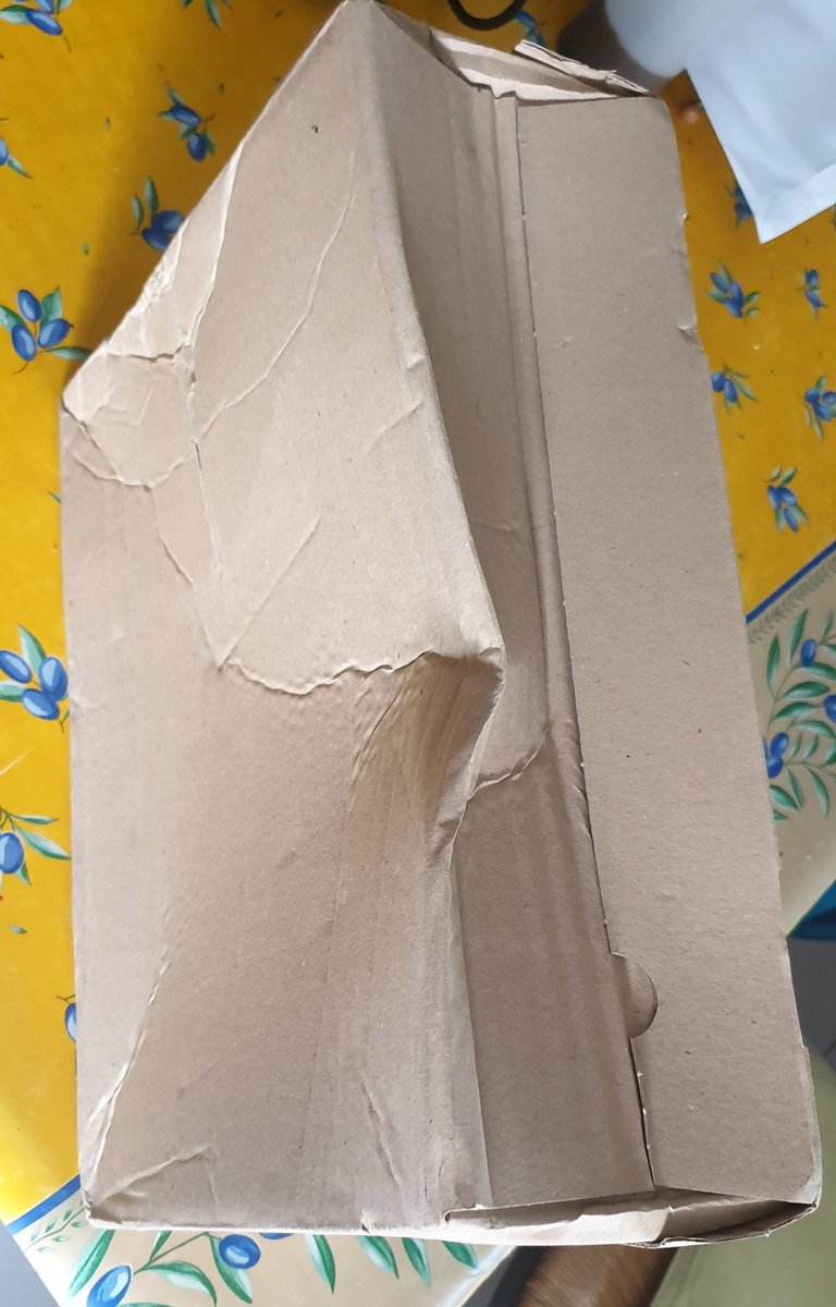 Pierre_Fiol's tweet image. Salut @lisalaposte, ça faisait un bail. Découverte du jour, vos livreurs plient les colis dès leur chargement dans les camions, plus seulement au moment de les bourrer dans les boîtes à lettres... ça fait sans doute gagner du temps... remis comme ça #memepashonte #colieco #help