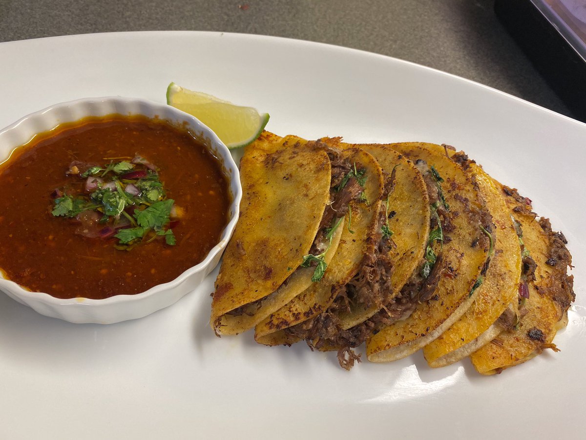 Briidagee's tweet photo. Birria Quesa Tacos 🌮
#Personalchef
#MyFirstAttempt https://t.co/DNTAFg5K4T
