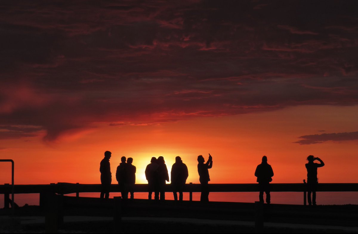 17/ There’s a nice tradition in Paranal of people gathering in the telescope platform to see the sunset together. I’ve seen hundreds of sunsets there and each one is different. We hate clouds, but they make sunsets so much prettier!(S. Robbe-Dubois/ESO)
