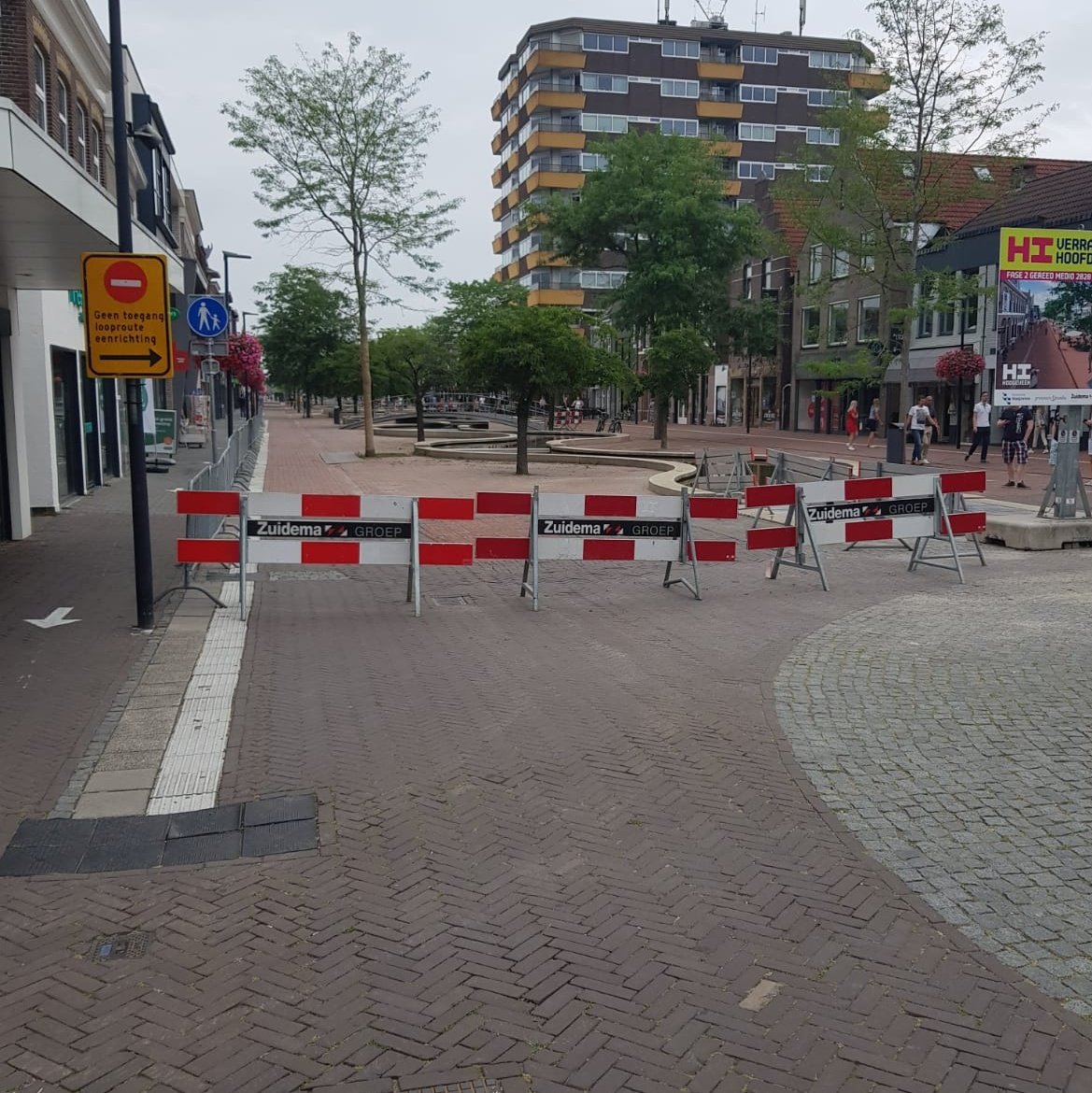 Vandaag zijn de werkzaamheden aan de Hoofdstraat weer hervat. 

Vanaf deze week geldt de éénrichtingslooproute van Jeans centre naar Dierckxens weer.

#zorgvoorelkaar
#houd(afstand)vanelkaar