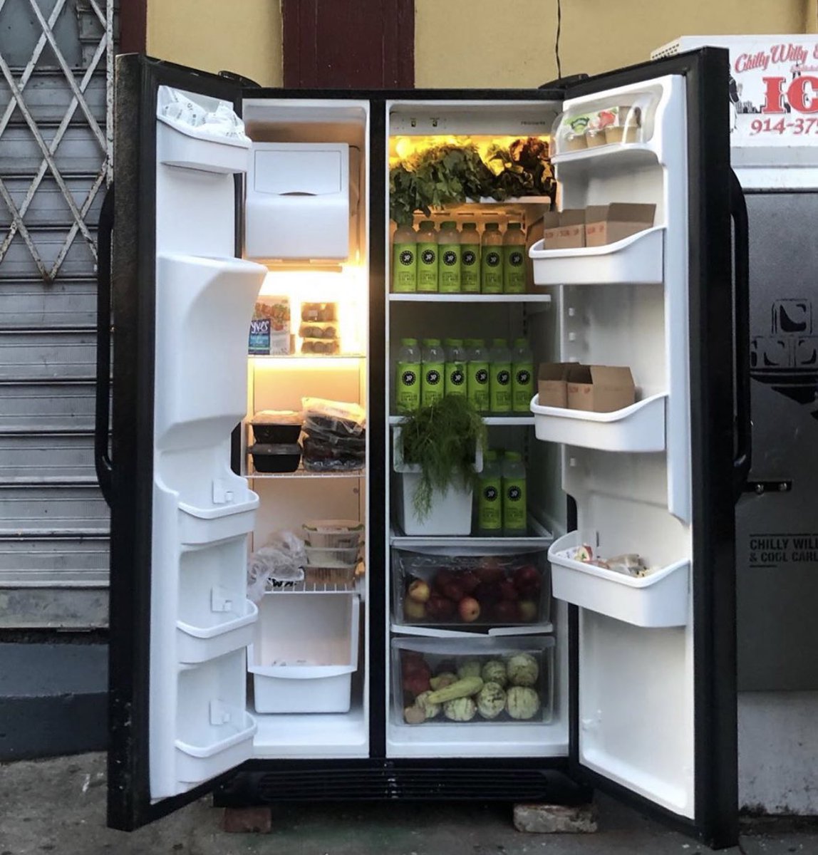 eazydaBronx's tweet photo. En Suisse des frigos solidaires ont été mis à disposition dans les rues destiné aux sdf, leur permettant de s’approvisionner gratuitement. 
On devrait prendre exemple https://t.co/FiAnU66RkM