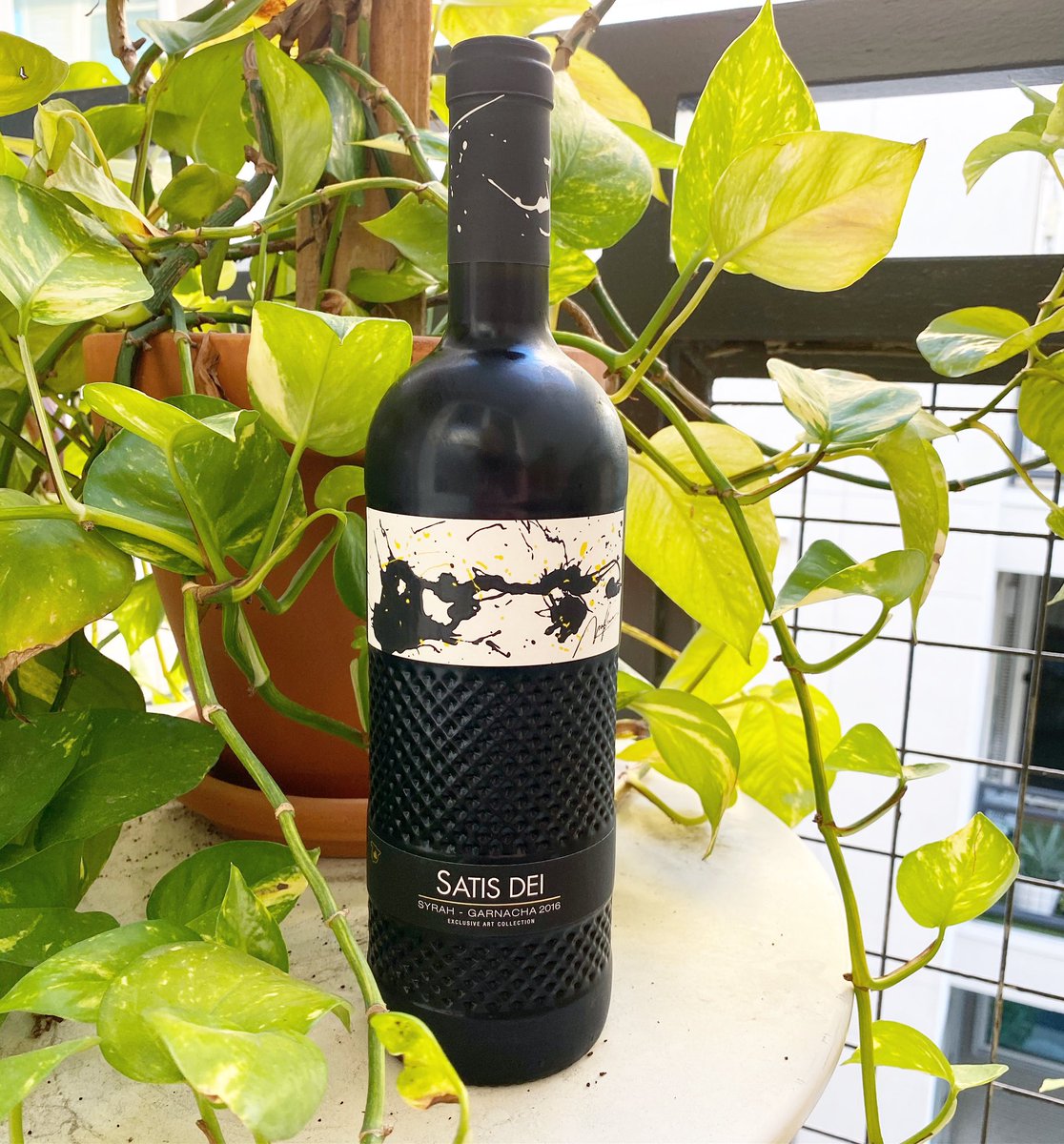 Gorgeous bottle. Delicious wine. The 2016 Satis Dei Syrah Garnacha from  Tierra de Castilla, Castilla la Mancha, Spain. Featured in episode 117.