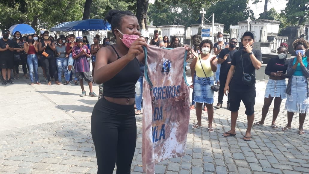 [AVISO DE GATILHO]

Essa camisa ensangüentada escrita “GUERREIROS DA VILA” na mão da família de Caio diz muito também sobre a nossa luta diária pra sobreviver. Uma hora o nosso momento chega mas enquanto estivermos vivos seguimos em luta por #justicapeloCaio ✊🏾