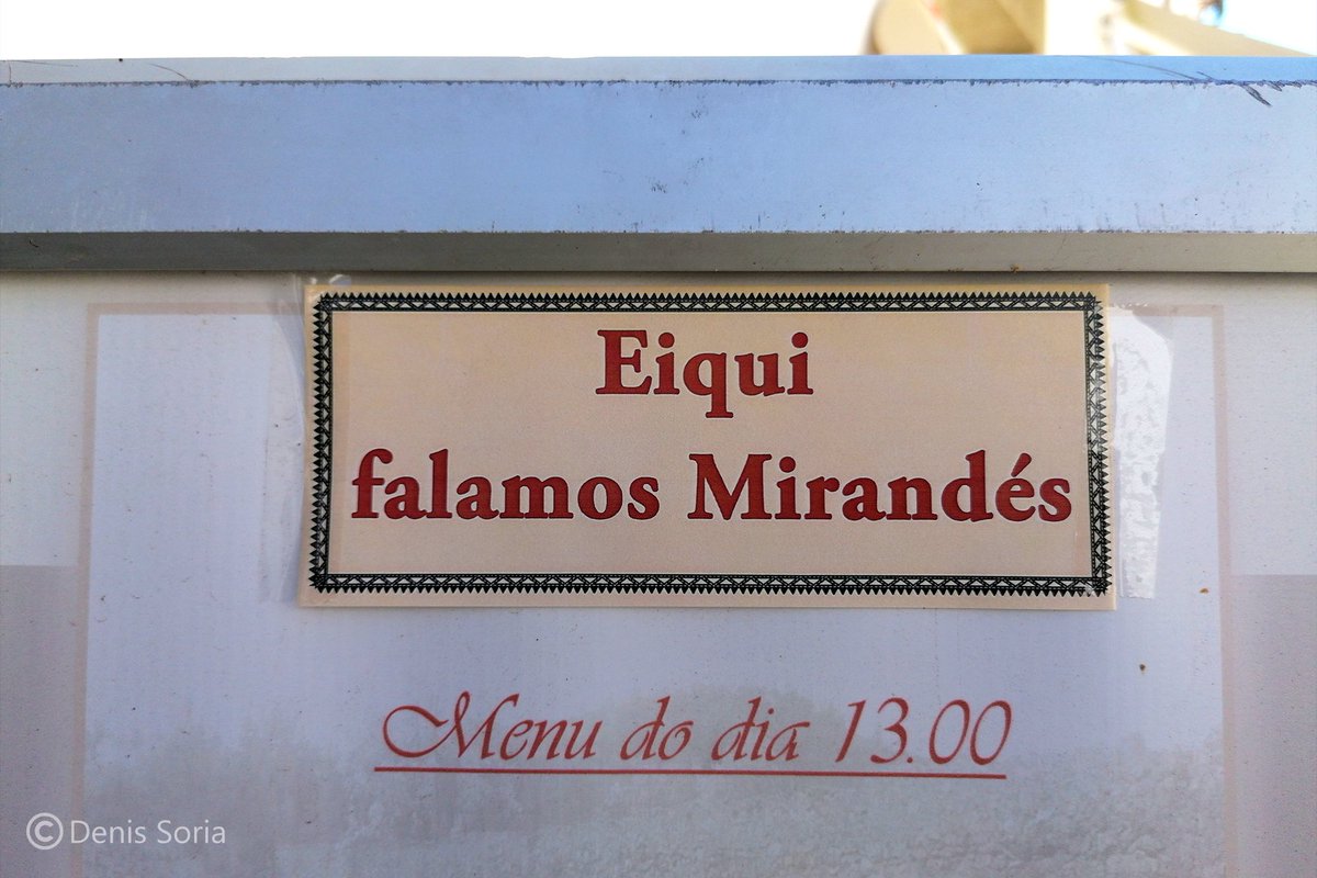  Son les 12:30h, y ye hora de xintar. Esto nun ye España, tamos nun país decente con horarios decentes. Nel restorán São Pedro topamos un menú de 13€ con esti cartelucu. PERO YO NUN ME FÍO 