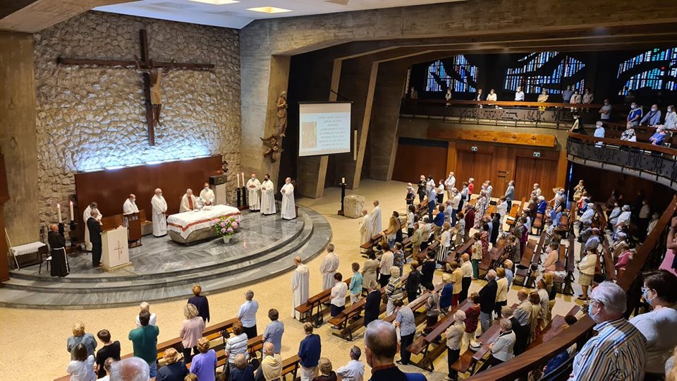 LaSalleSdr's tweet photo. 🎙️Este sábado @ObispoSantander presidía la Misa de despedida de la Comunidad de #Franciscanos. Durante 64 años ha estado presente en el barrio de #Perines #Santander. Muchas gracias por vuestra labor y vuestra colaboración con las peticiones hechas por el centro #SomosLaSalle💫 https://t.co/wJpz3k0UsQ