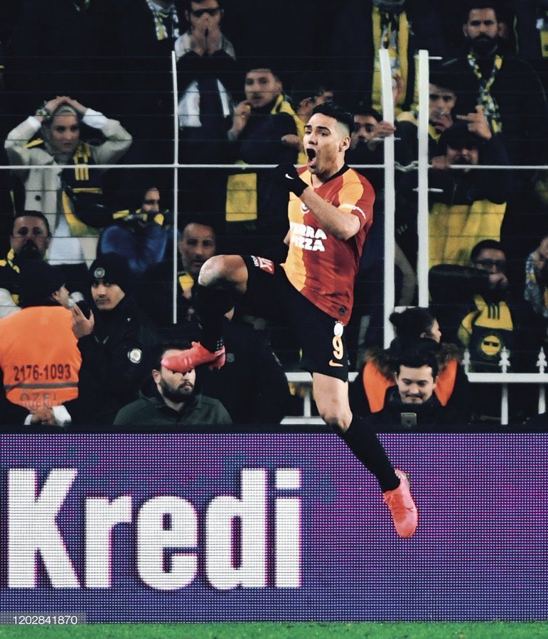 Leyla Nargile Salonu, Mecnun Dağları Deldi, Comolli Fenerbahçe’yi! 

🔥Ve Mert Hakan Yandaş’ın dediği gibi; ELLERİNDE ÖVÜNECEK BİR ŞEY BIRAKMAYAN, RADAMEL FALCAO! 🔒