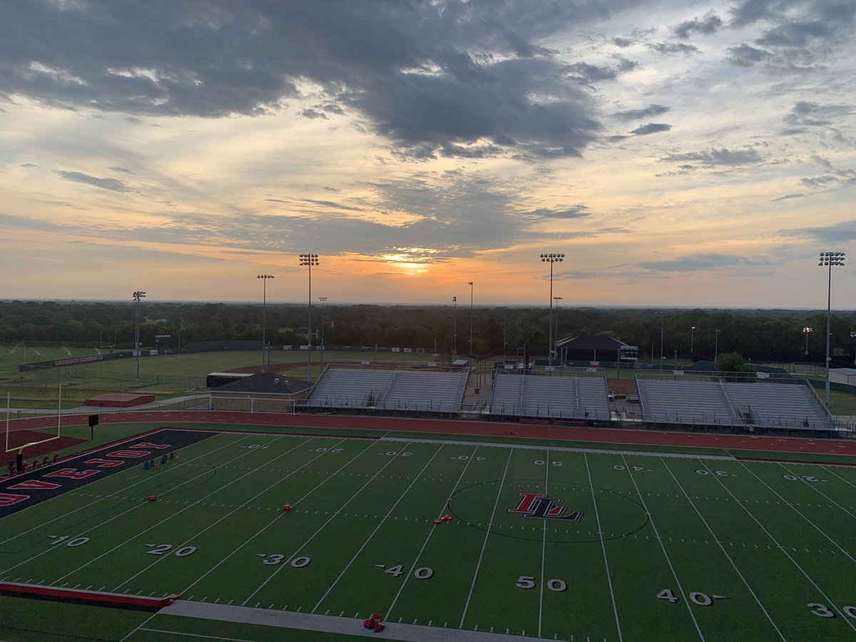 sksmileyAT's tweet photo. #LOJOFirstDay Started year 26 with a beautiful sunrise over Leopard Stadium. https://t.co/ao5yVZUmdf