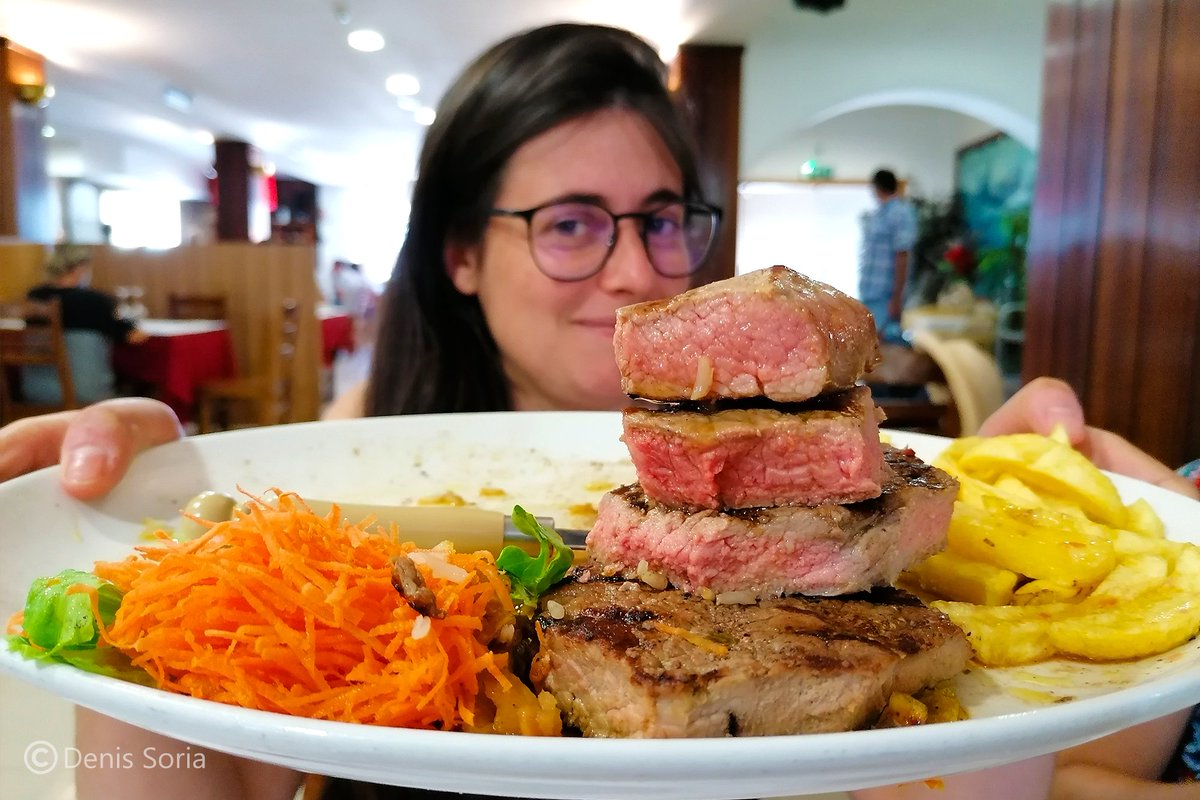—Ye berdade que fálan mirandés?—Si—Somos asturianos. Entienden se falamos la nuessa lhéngua?—Si —y entama a dicinos la carta n'asturllionés mientres yo ensugaba una llárima—.¿Que cómo taba la comida? El bife de xata mirandesa nun lu asaltaba un ayerán, amigos 