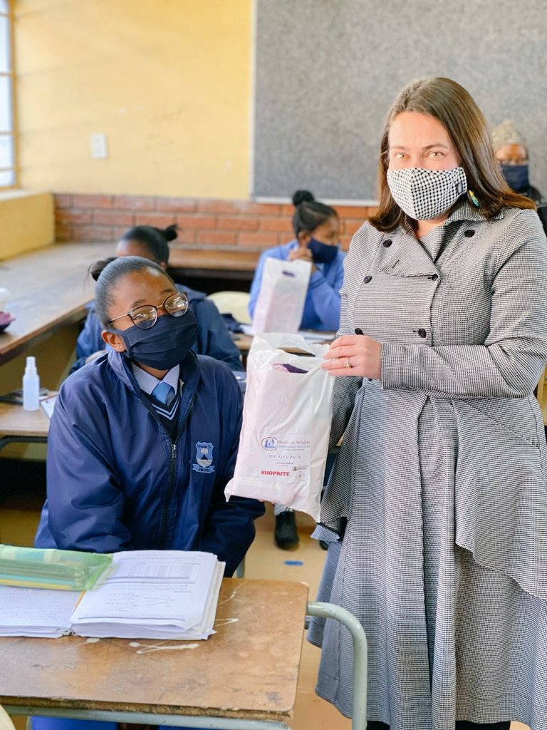 mowcs_sa's tweet photo. Ms Lynne Potgieter from ICHope handing over a #dignitypack to a beautiful young lady to one of the local schools in Frankfort. https://t.co/WHEMsNRwCM