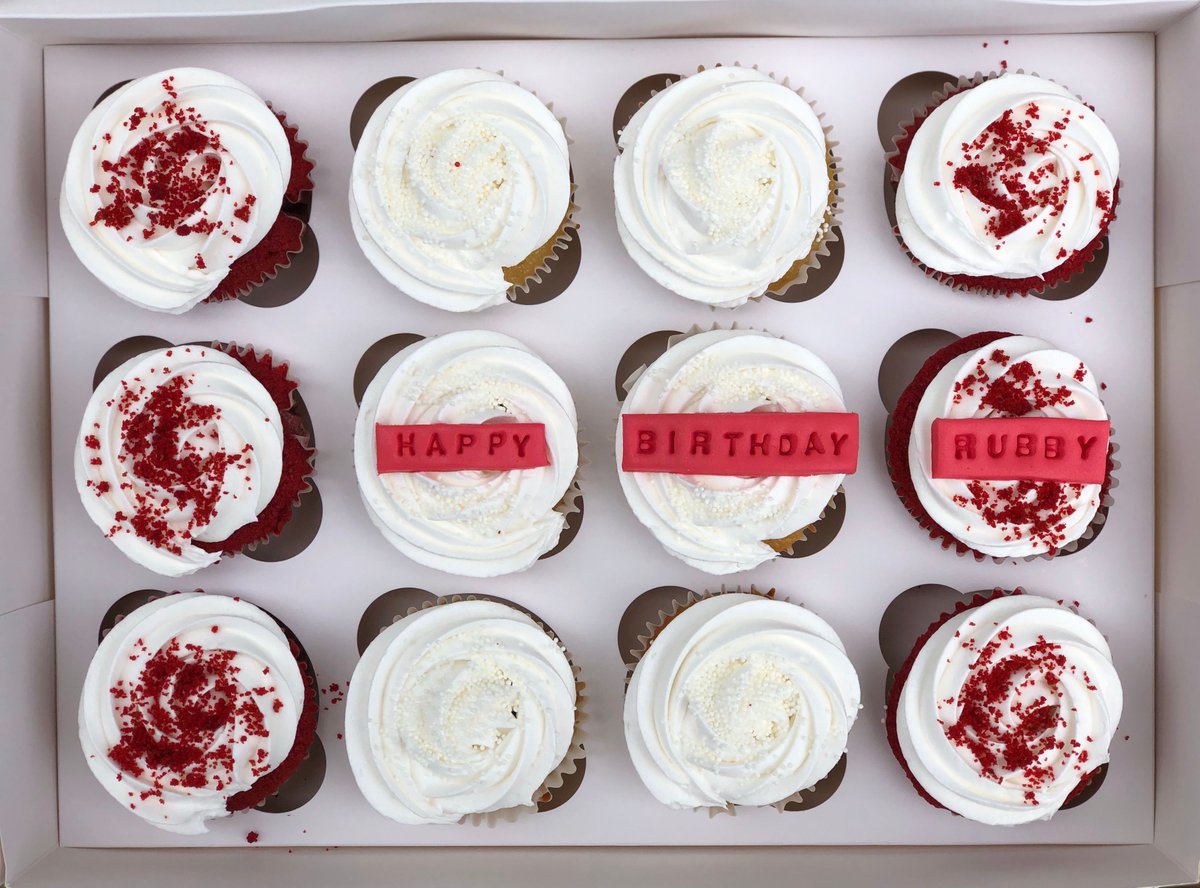 🤩🤩🤩

#zisungs #accrabaker #cupcakes #vanillacupcakes #redvelvetcupcakes #chocolatecupcakes