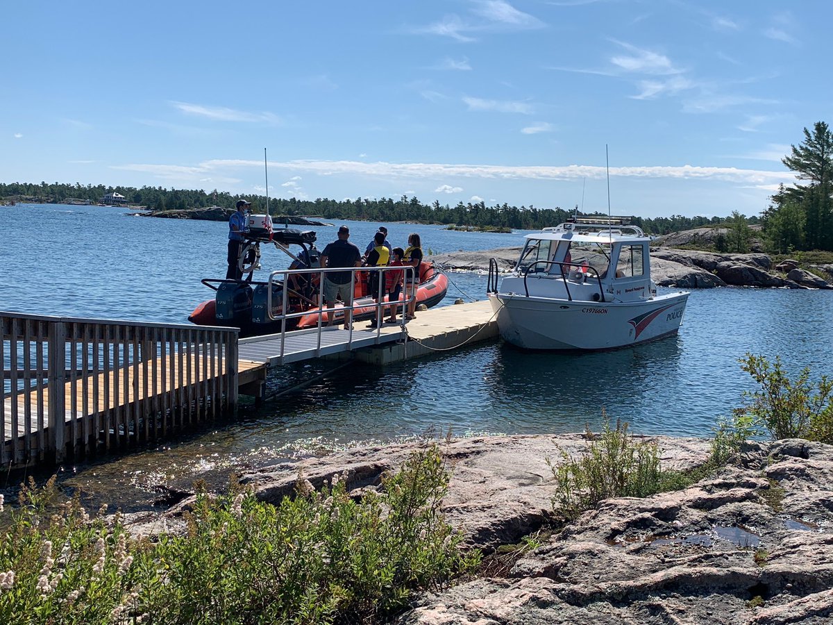 APScops's tweet photo. #magnetawanfn #coastguard tour of our vessels given to Mag youth #indigenouspolicing https://t.co/f3eff09RDv