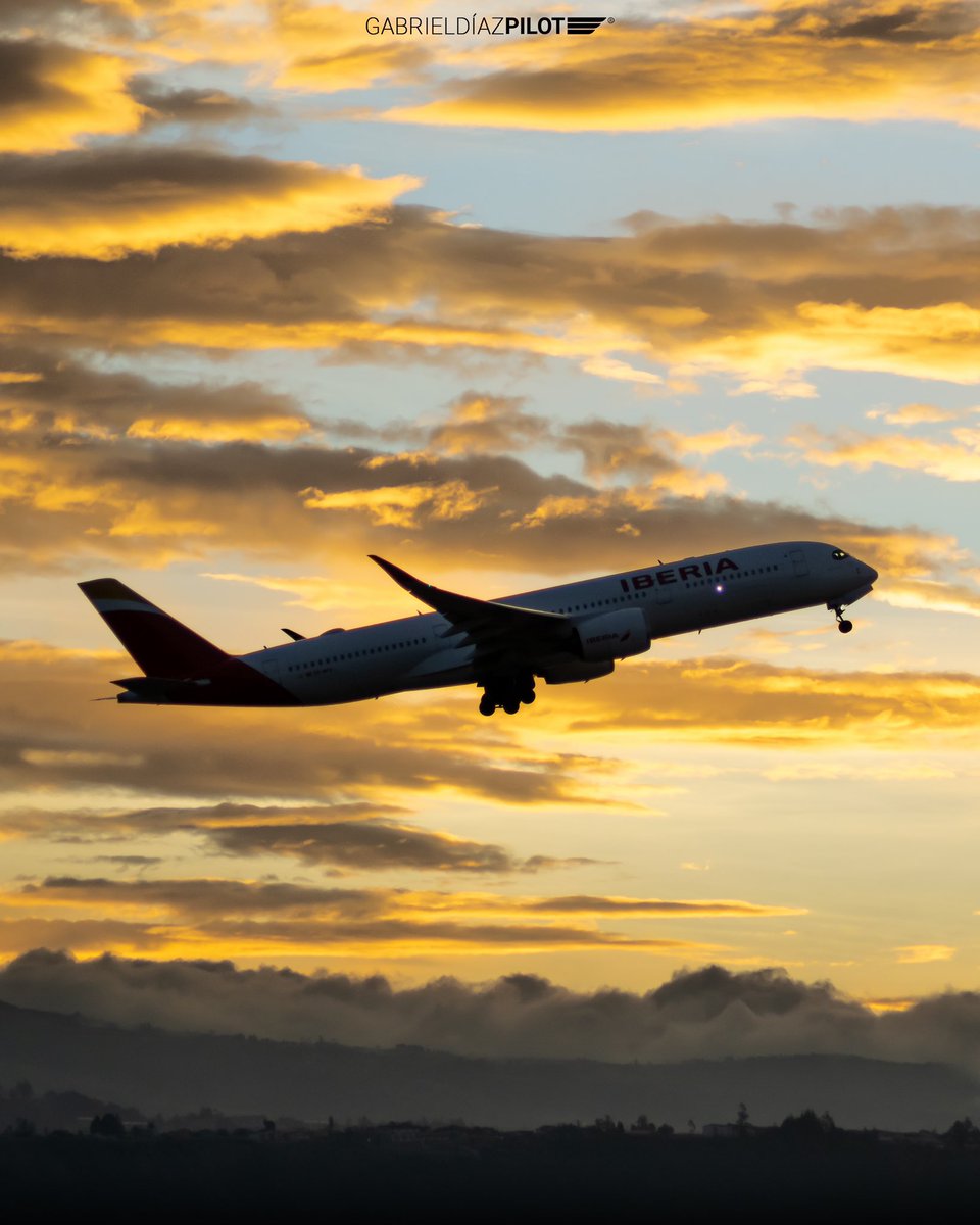 GabrielSD97's tweet photo. A flying silhouette in the golden sky!
•••
✈️ Aeronave: Airbus A350-941 (EC-MYX)
🌐 Operador: @Iberia 
📍 Localización: @AeropuertoUIO 
📅 Fecha: 15/08/2020
•••
@avgeekofficial @DGAC_Ecuador @EcuAvPhoto https://t.co/bI04NaGvGr