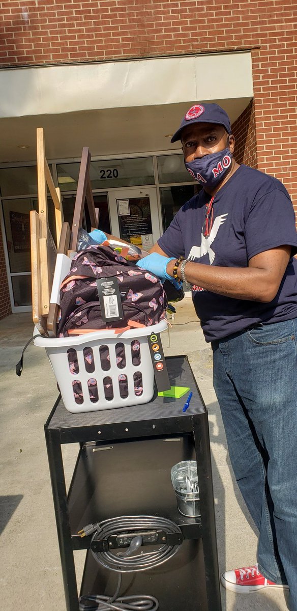 apsBAMOAcademy's tweet photo. Awesome day of #InstructionalKitPickUp #BAMOEagles scholars will be day 1 ready! @apsupdate @Robinviews @BaMOAP @AP_Holloman @APSInstructTech https://t.co/JOdjyUNP3M