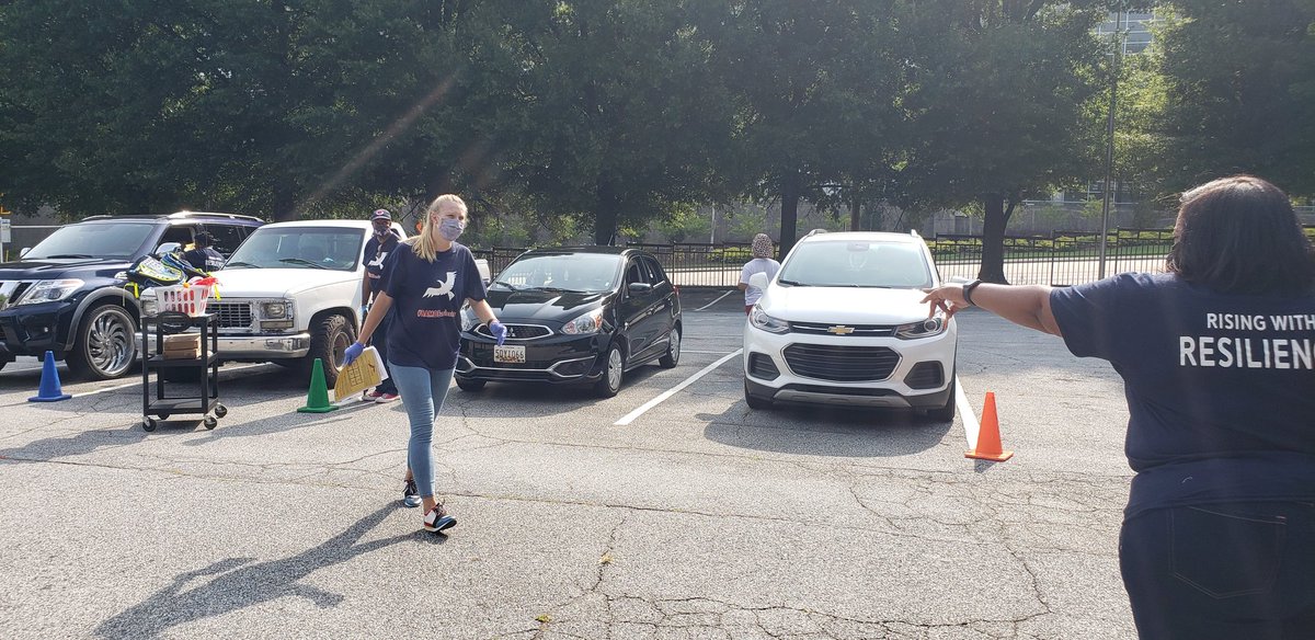 apsBAMOAcademy's tweet photo. Awesome day of #InstructionalKitPickUp #BAMOEagles scholars will be day 1 ready! @apsupdate @Robinviews @BaMOAP @AP_Holloman @APSInstructTech https://t.co/JOdjyUNP3M