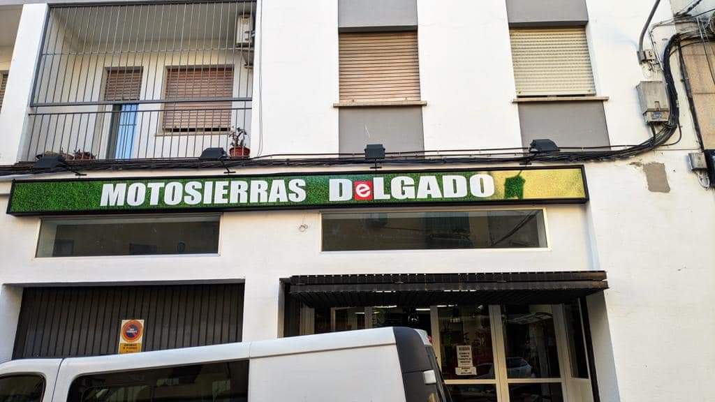 Imp_Garcilasso's tweet photo. ¡Motosierras Delgado mejora su imagen!  #Lonas #microperforadas que dejan pasar la luz, #rótulos para la fachada y mampara. 
La imagen importa y la de #MotosierrasDelgado nos encanta.👍🏻 https://t.co/rnm5X3zySZ