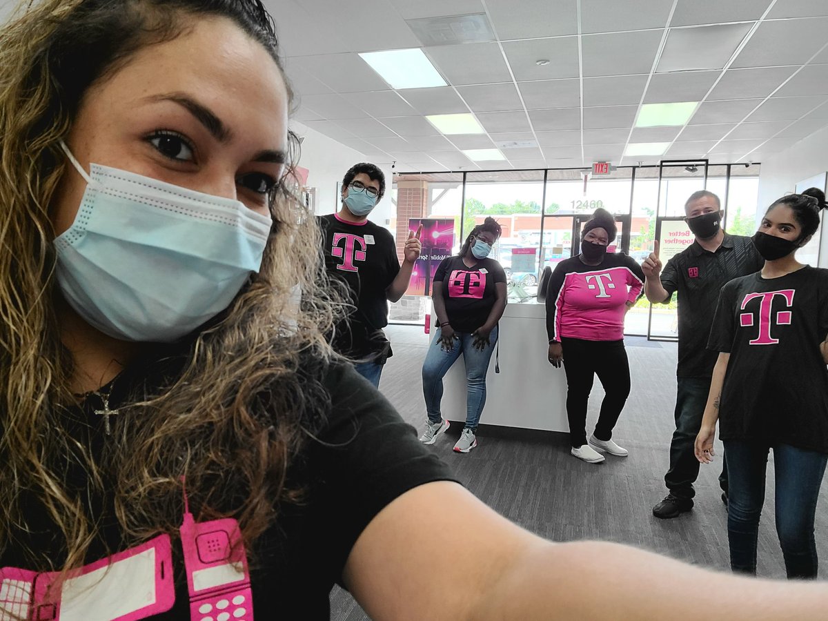bradsellsct's tweet photo. Our Dillingham team on point in Woodbridge VA! This teams ready to go with 100% Hub usage! Amazing DM @Cristina_SC_VA leading the charge. @tglover187 @SellPhones4 @Cmorais80 @Sentowski8 @mhud1824 #SolutionsCenterDOES https://t.co/a9lXq8jpAf