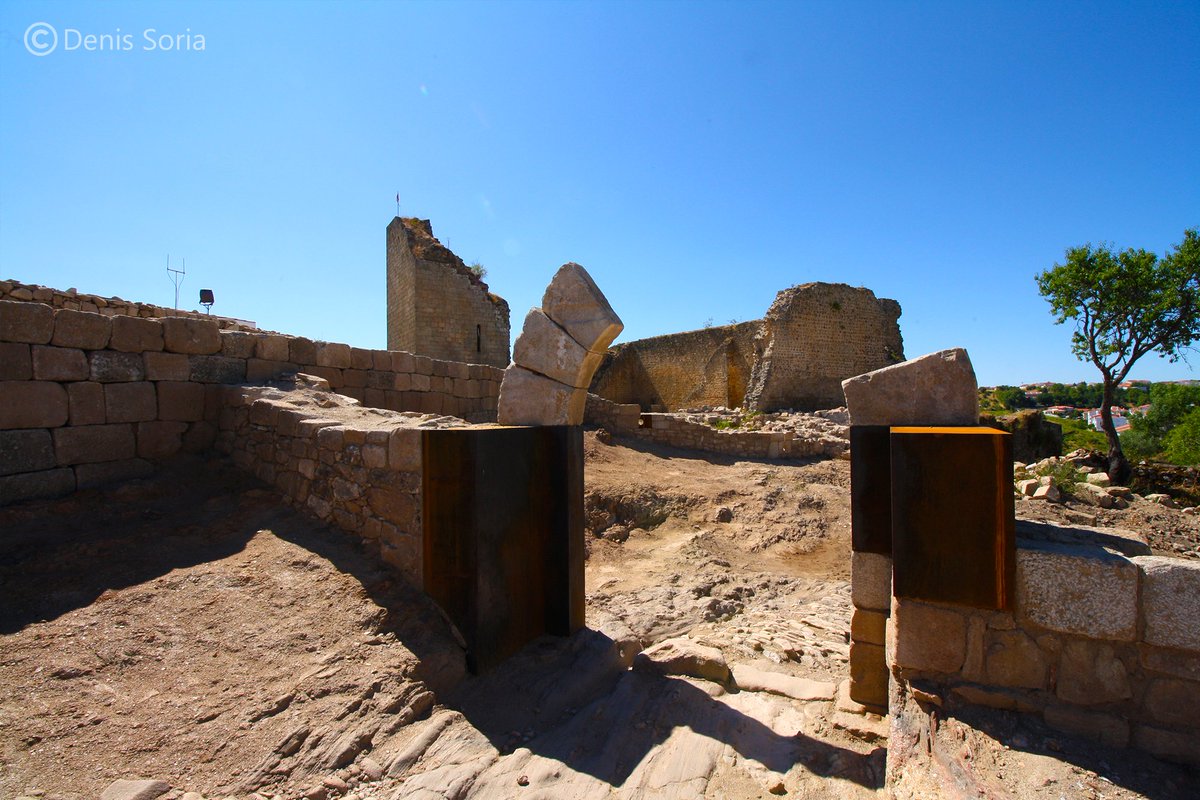  Una vueltiquinaNun maxinaba una villa tan histórica, a pesar de ser piquiñina tien un cascu enforma interesante y conserváu. El castiellu ta en ruines dende la Guerra del Mirandún (1762), cuando los castellanos españaron 250 barriles de pólvora matando 1/3 de la población 