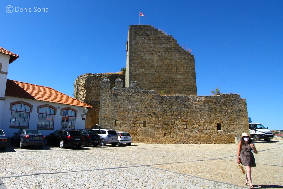  Una vueltiquinaNun maxinaba una villa tan histórica, a pesar de ser piquiñina tien un cascu enforma interesante y conserváu. El castiellu ta en ruines dende la Guerra del Mirandún (1762), cuando los castellanos españaron 250 barriles de pólvora matando 1/3 de la población 