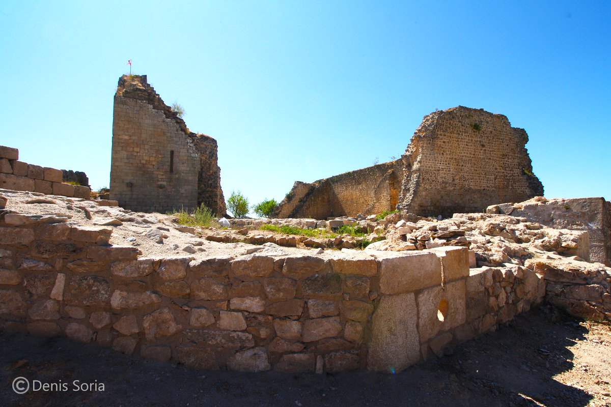  Una vueltiquinaNun maxinaba una villa tan histórica, a pesar de ser piquiñina tien un cascu enforma interesante y conserváu. El castiellu ta en ruines dende la Guerra del Mirandún (1762), cuando los castellanos españaron 250 barriles de pólvora matando 1/3 de la población 