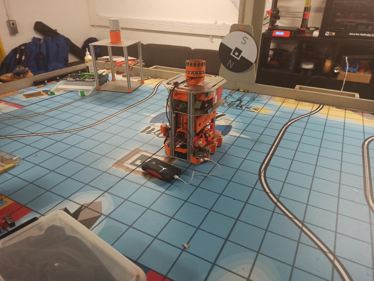 evolutek42's tweet image. Aujourd&apos;hui, c&apos;est test du mat de détection sur le robot, amélioration du code et fabrication d&apos;une balise Lidar ! #CDR2020