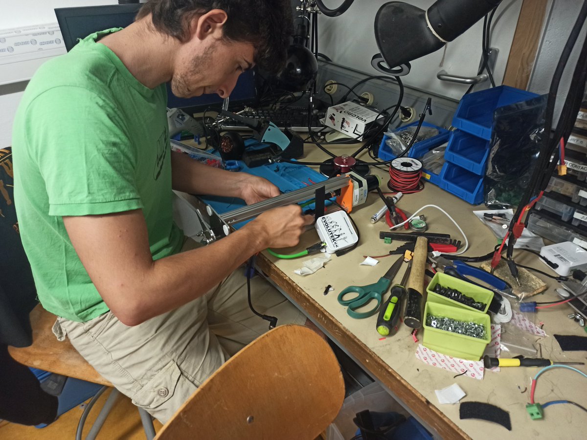 evolutek42's tweet image. Aujourd&apos;hui, c&apos;est test du mat de détection sur le robot, amélioration du code et fabrication d&apos;une balise Lidar ! #CDR2020