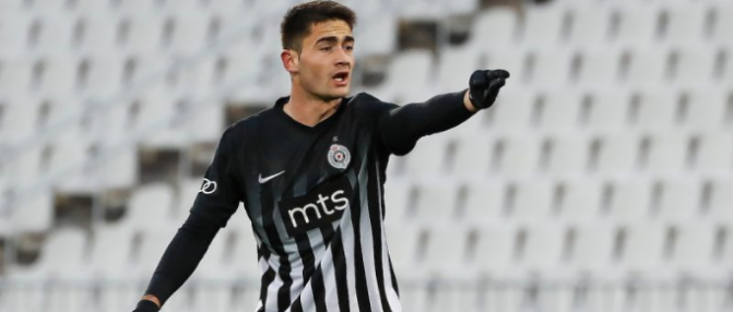 AMADOU / AHOLOU / ZDJELARIbrahim Amadou (27 ans  / Seville FC):  https://www.transfermarkt.fr/ibrahim-amadou/profil/spieler/205503Jean Eudes Aholou (26 ans  / Monaco):  https://www.transfermarkt.fr/jean-eudes-aholou/profil/spieler/178313Sasa Zdjelar (25 ans  / Real Sociedad):  https://www.transfermarkt.fr/sasa-zdjelar/profil/spieler/171072