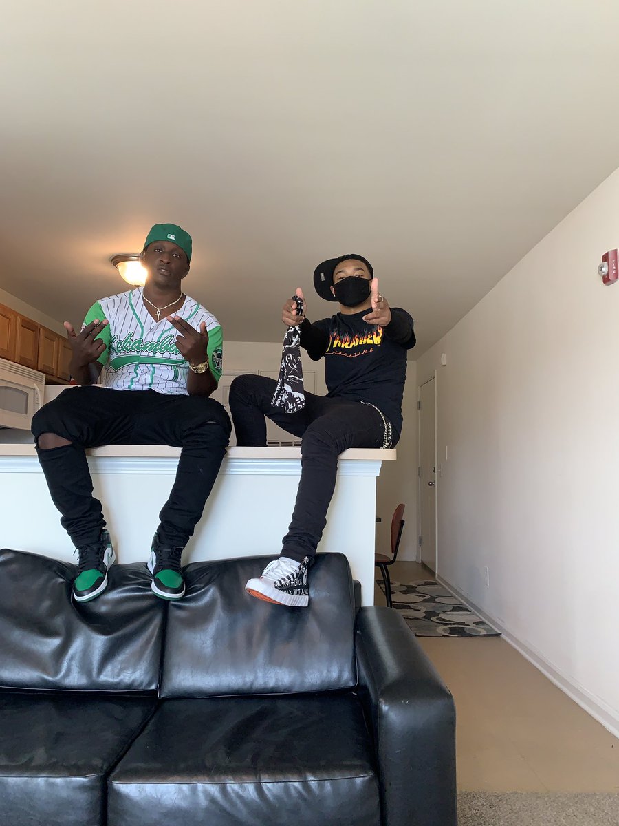 4900mal's tweet photo. When you in yo own shit you can do whatever 😈 #FirstSpot 🏠 https://t.co/c3RTJ5YgSx
