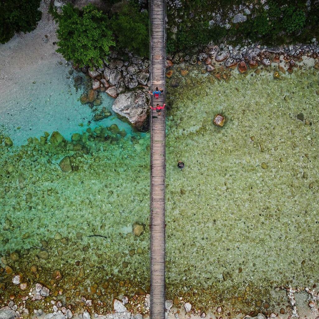 Family crossing the icy Soča River 🎣 
.
.
.
#soča #socariver #igposocje #ifeelslovenia #slovenia #igslovenia #slovenianmountains #riverfishing #flyfishing #familytime #kampadanes #izlet #fromwhereidrone #djimavicmini #skybangerz #familyovereverything… instagr.am/p/CEAG3bAnNSA/